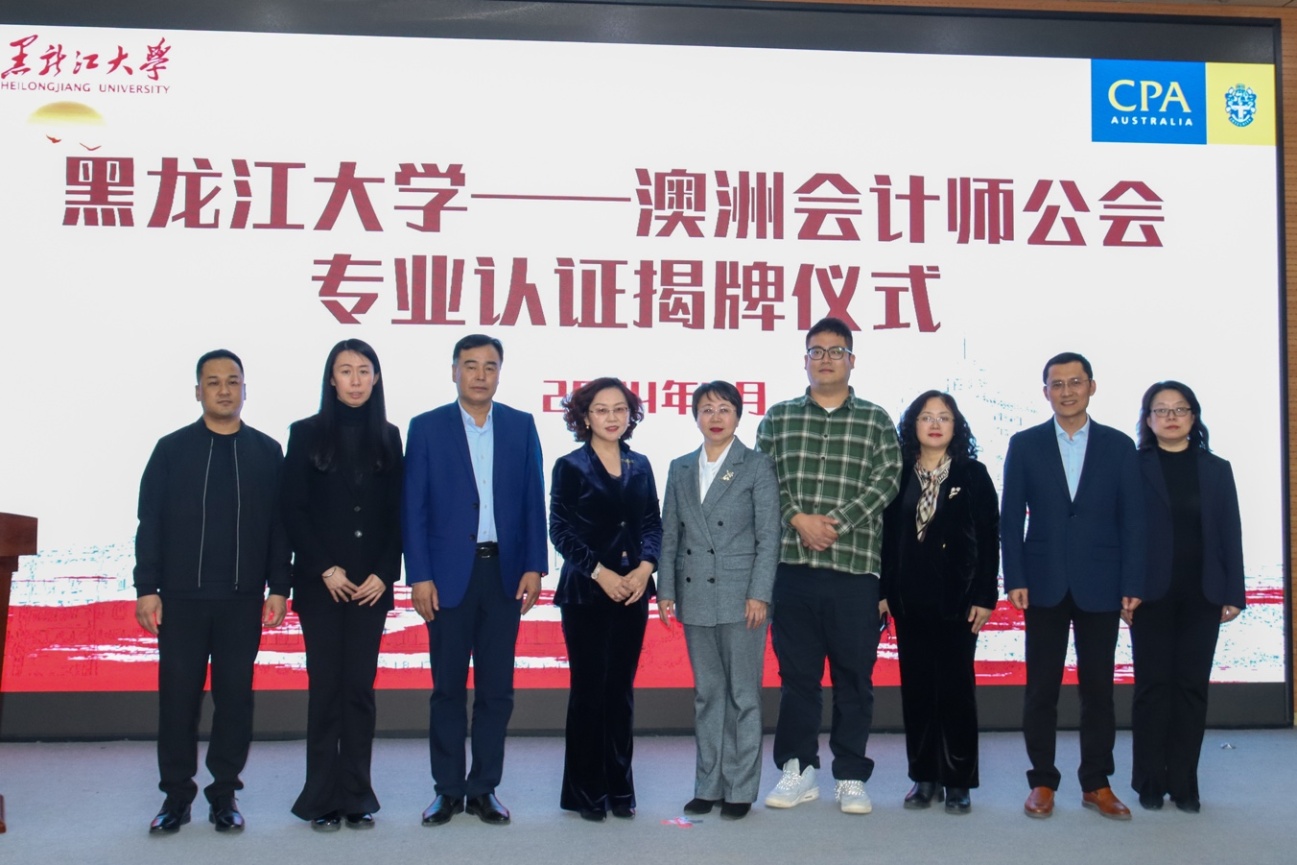 男人和女人在路上走描述已自動生成